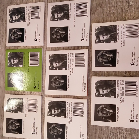 Classic Robert Munsch 8 Mini Book Set - Picture 2 of 3